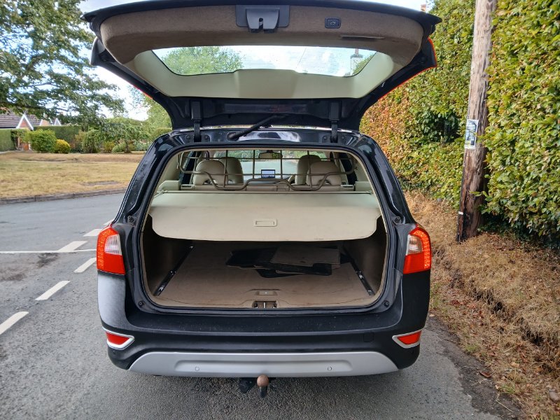 Volvo XC70 2.4 D5 SE Lux Estate 5dr Diesel Geartronic AWD Euro 4 185 ps for sale in Hixon